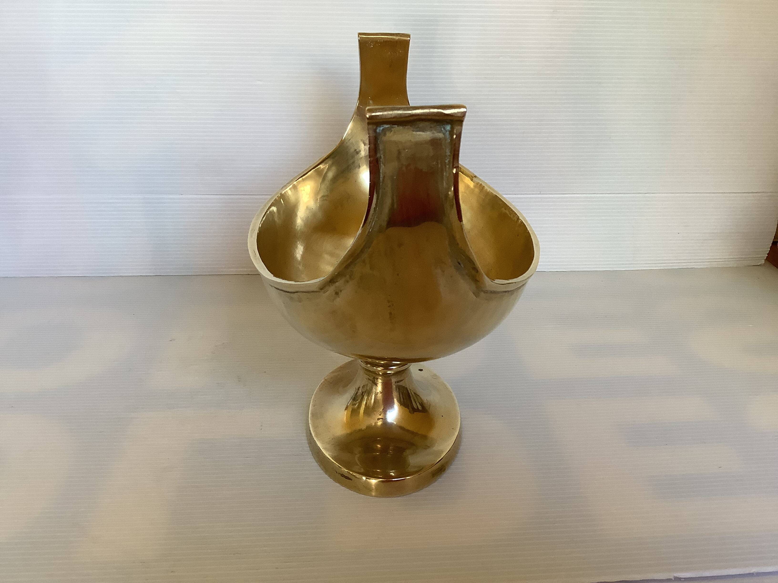 Brass cup emptier