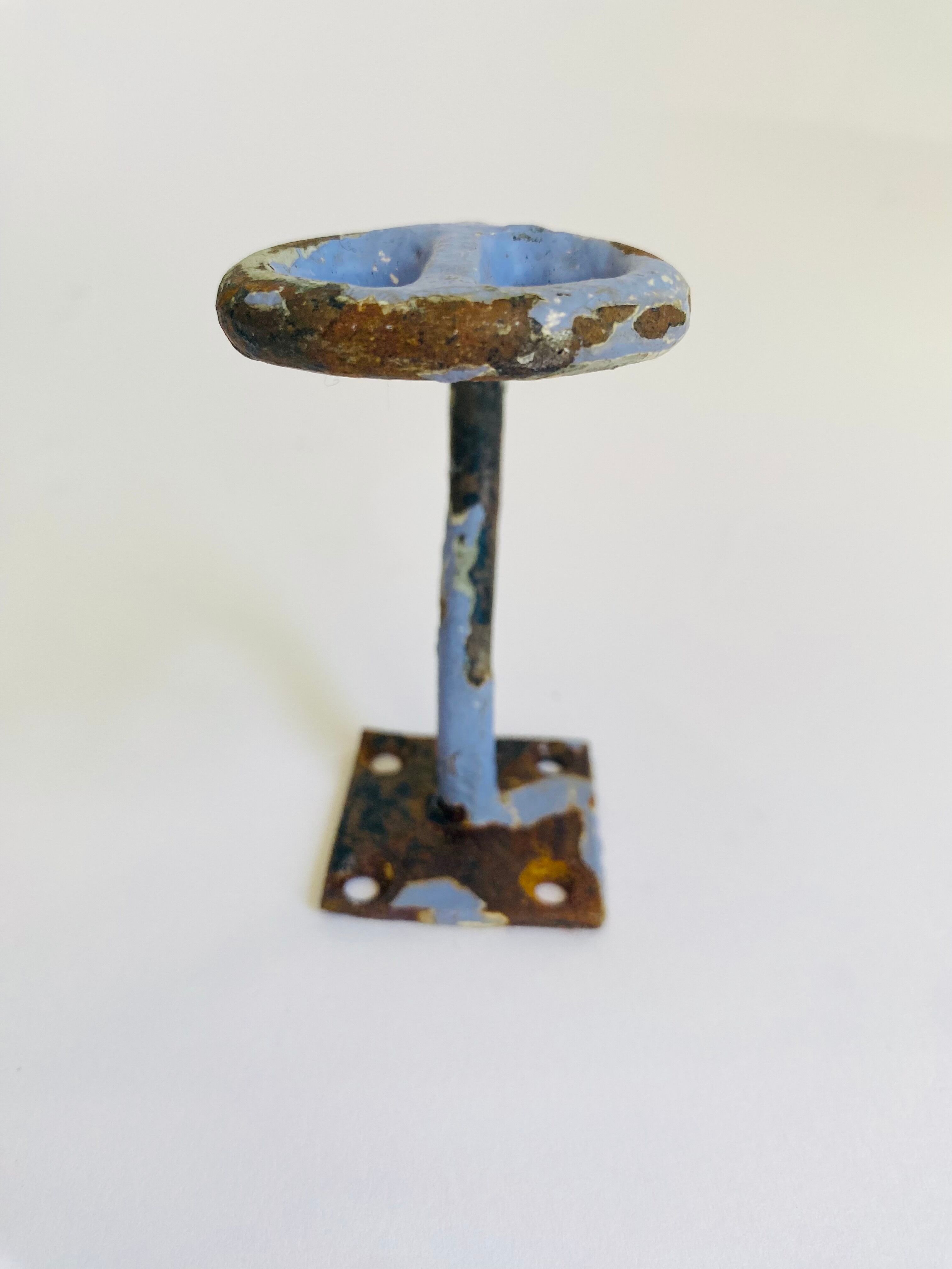 Enamelled cast iron hook