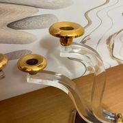 Chandelier 3 branches en lucite (plexiglas) et laiton doré – Style Hol