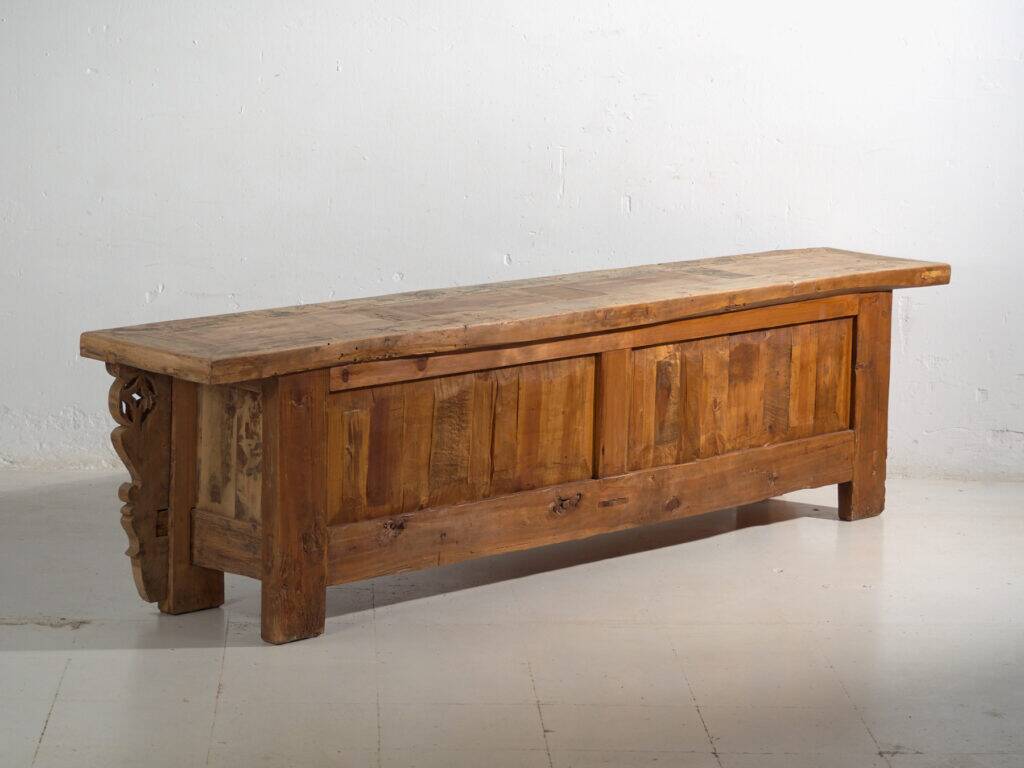 Buffet bas ancien chinois sculpté en sapin à panneaux ornés – Gansu, vers 1930
