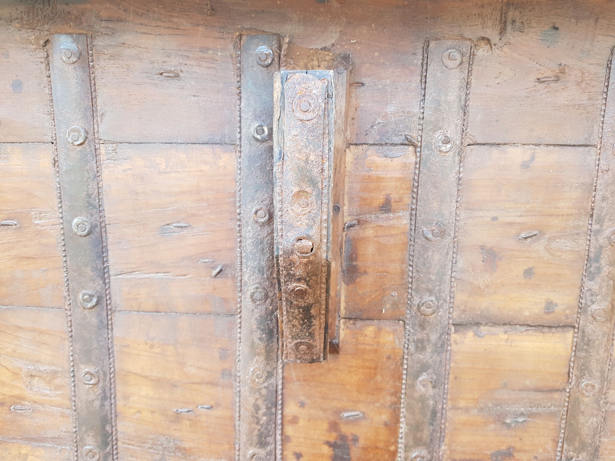 Coffre ancien indien vintage  sur roues en bois début 20eme s
