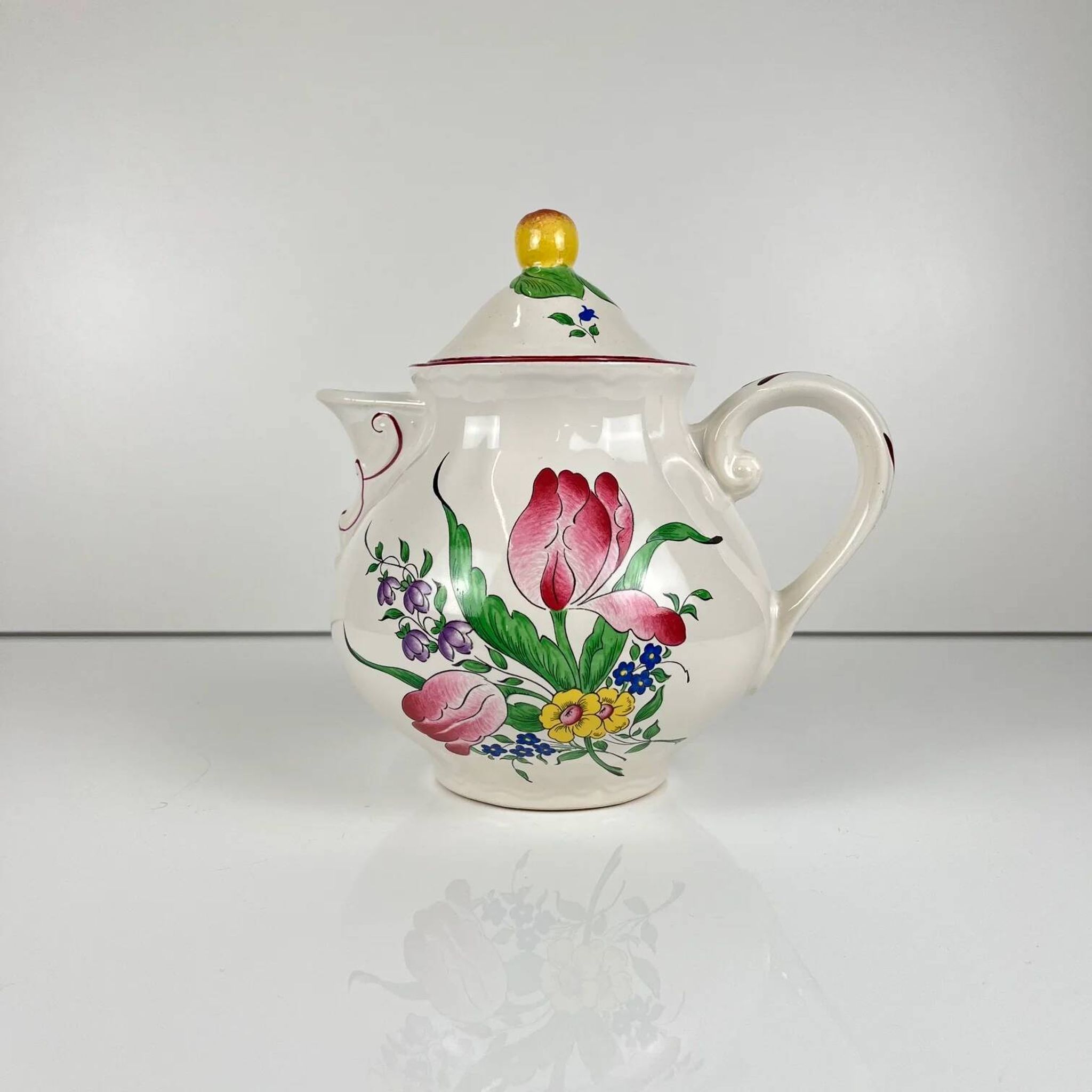 Small teapot KG Lunéville, model "Réverbère", tulip pattern.