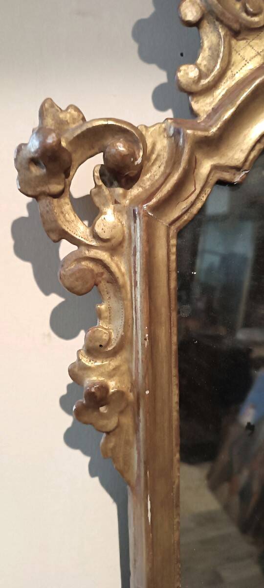 Ancienne paire de miroirs en bois sculpté et doré