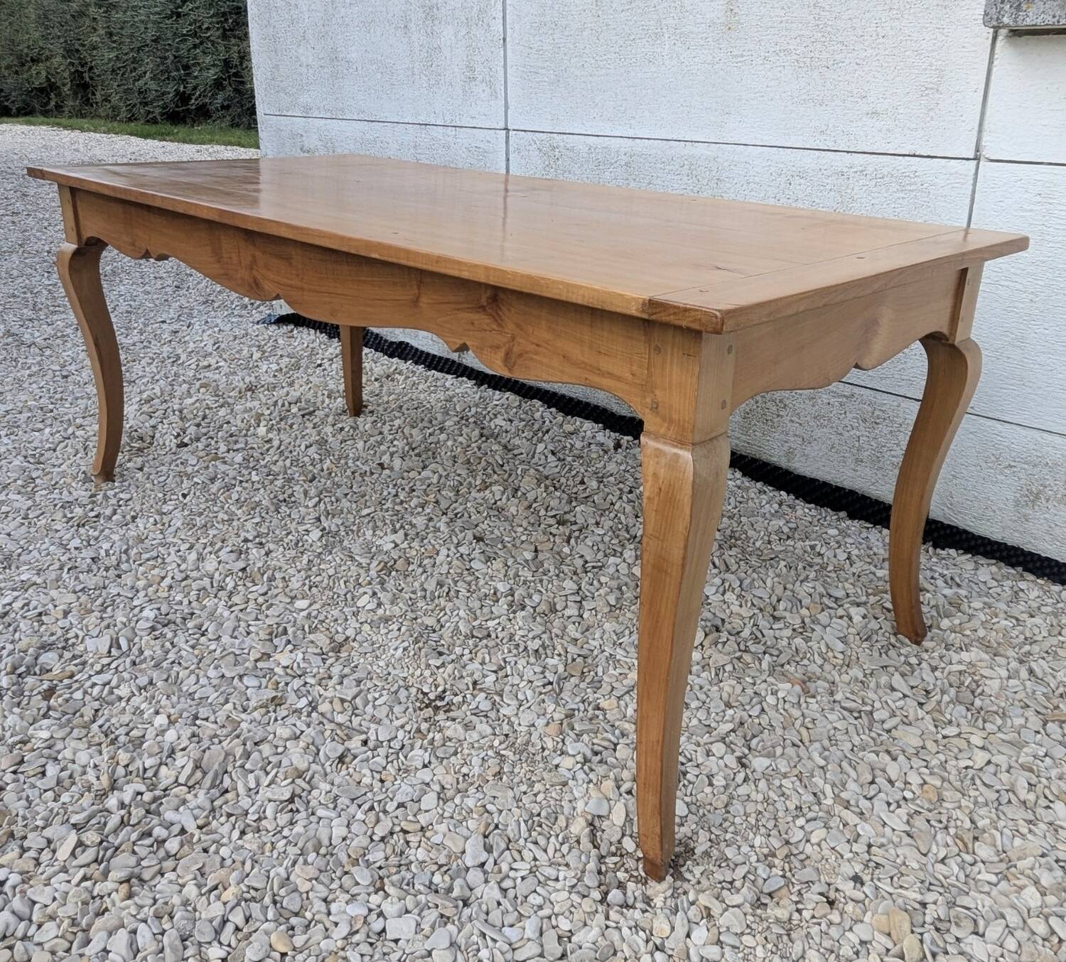 Provençal farmhouse table in blond cherry wood, Louis XV style.