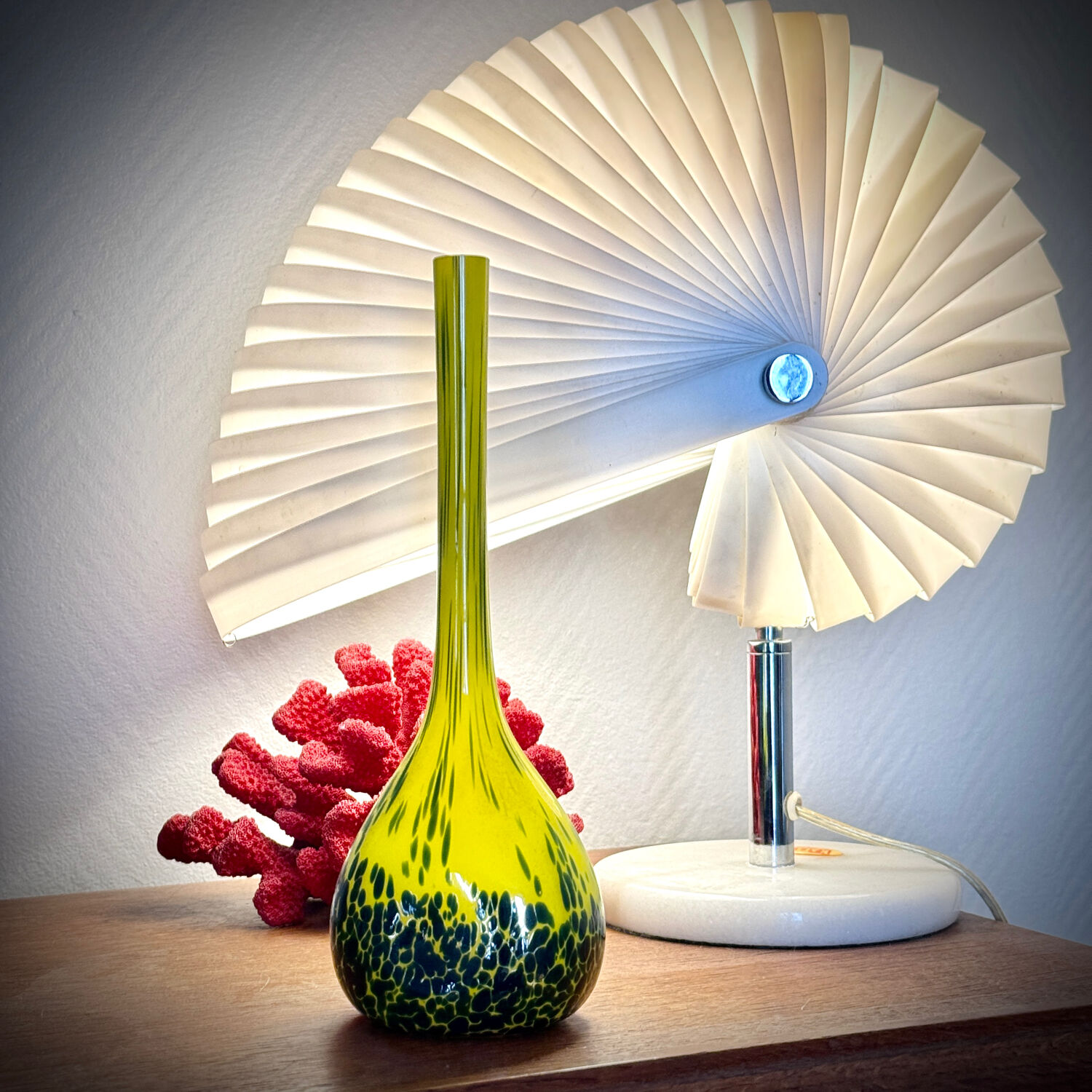 Vase / Soliflore en pâte de verre jaune – Début XXe