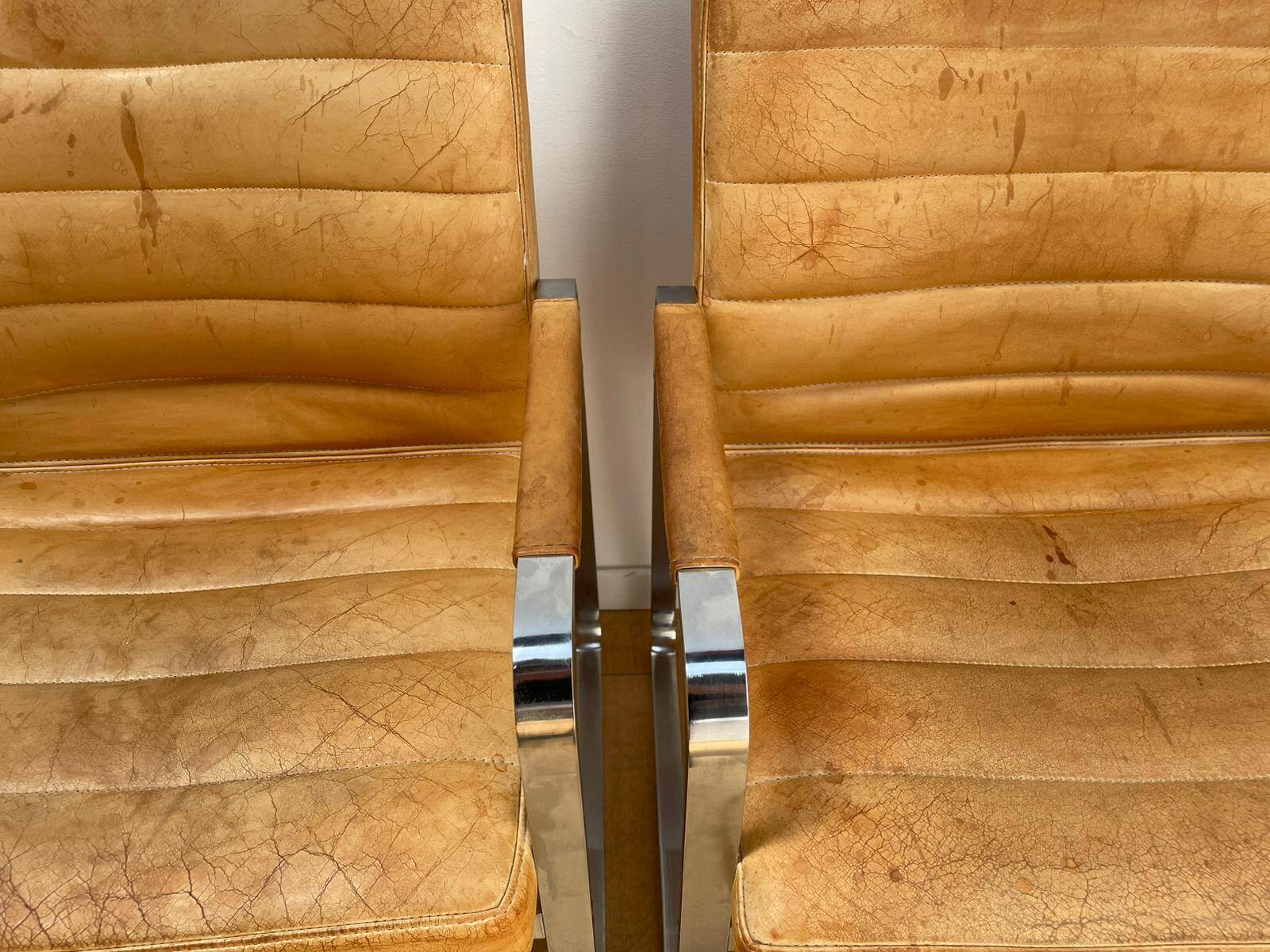 Pair of Bo-850 armchairs