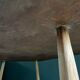 Table basse en bois brut de forme libre