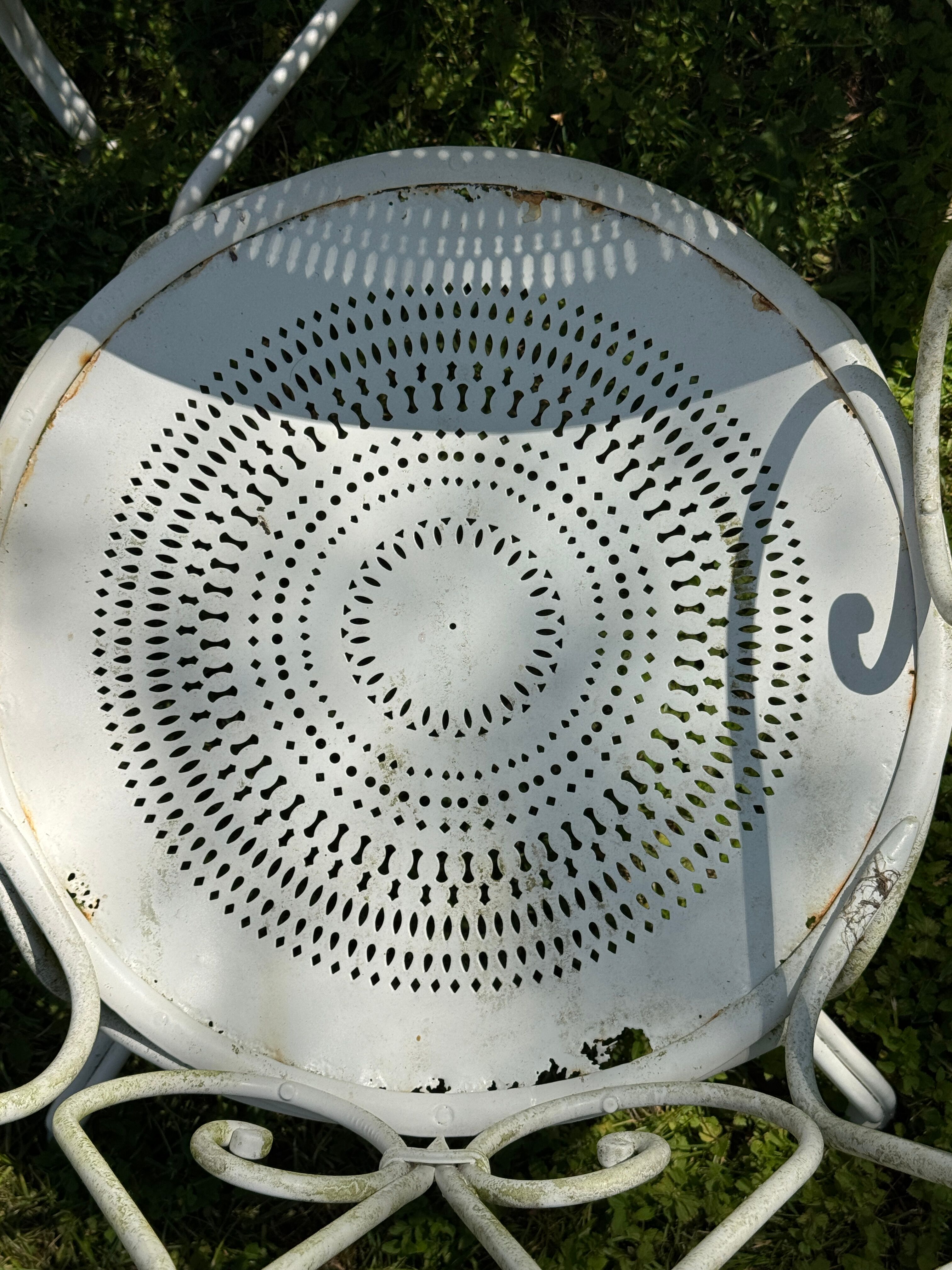 White lacquered wrought iron garden furniture — Belle Époque / 1950s style