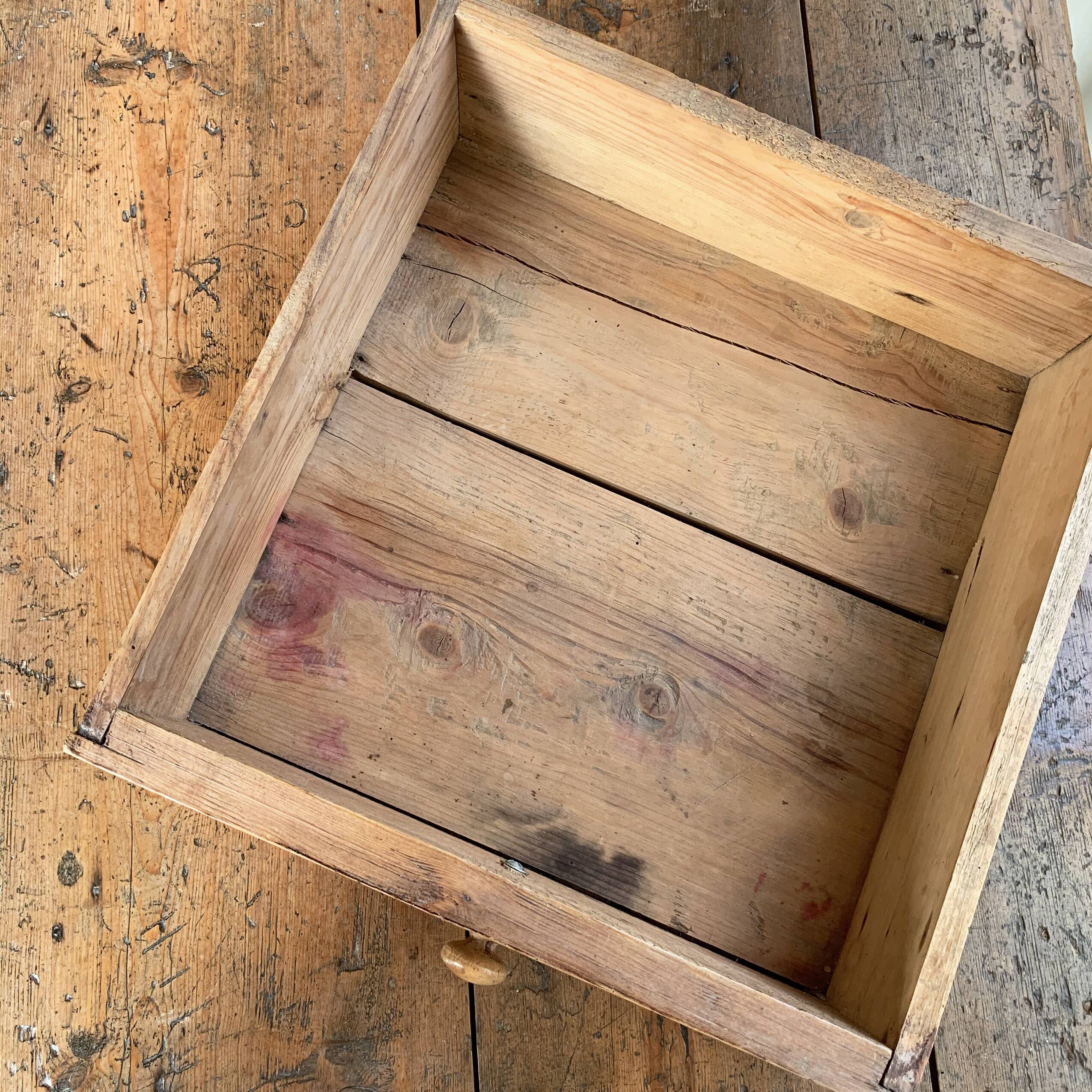 Small English pine table - early 20th century