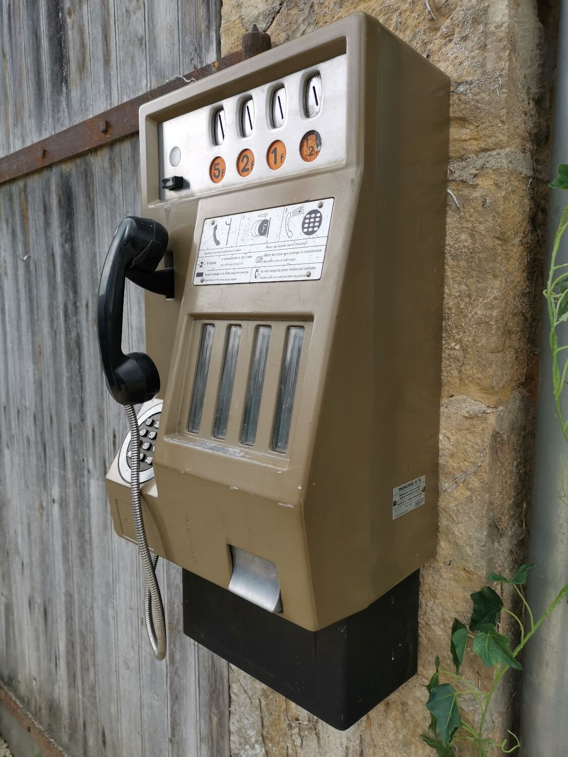 Coin-operated cabin payphone