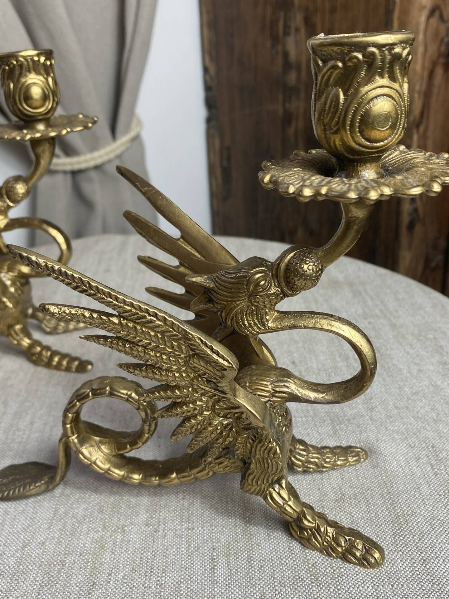 Paire de bougeoirs chimères en bronze
