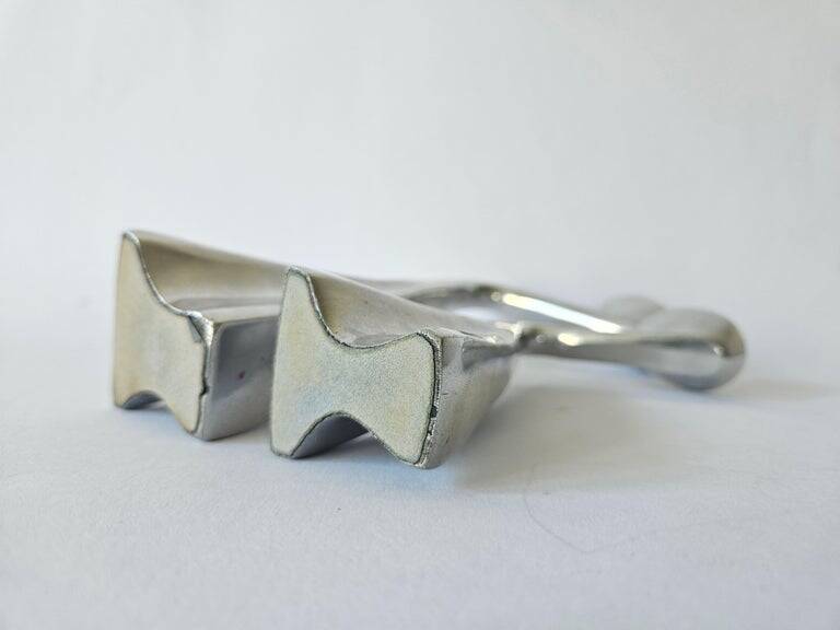 Paire de bougeoirs "Swan" par Matthew Hilton, Angleterre, années 1980