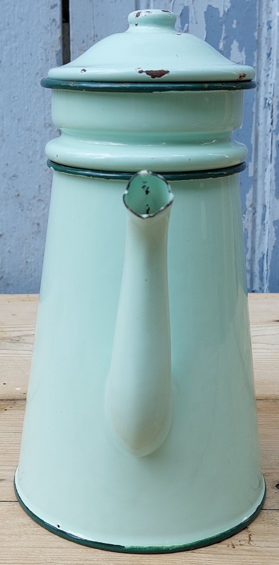 Water-green enamelled coffee maker