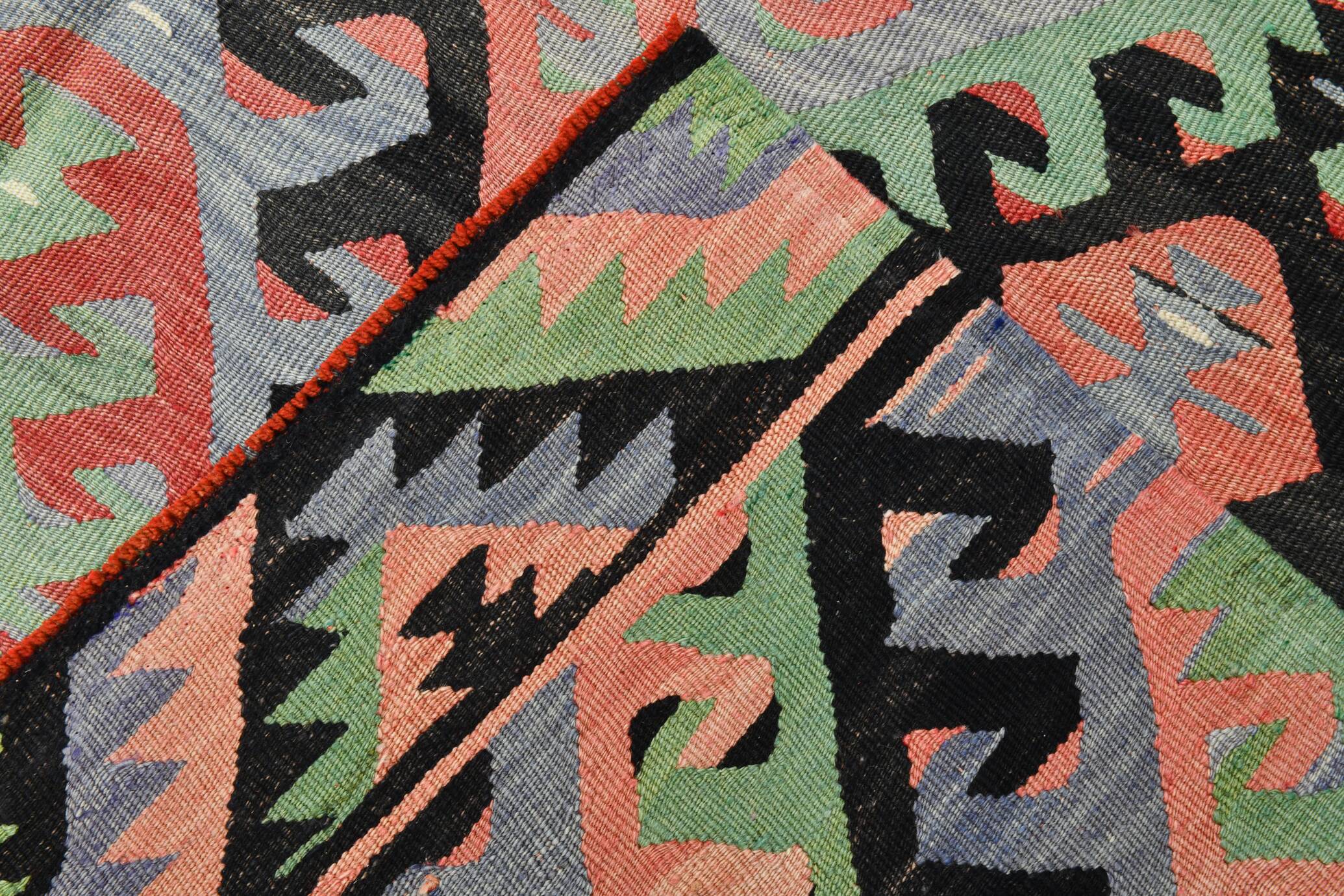 Tapis kilim graphique pastel – Un bijou artisanal pour une déco audacieuse