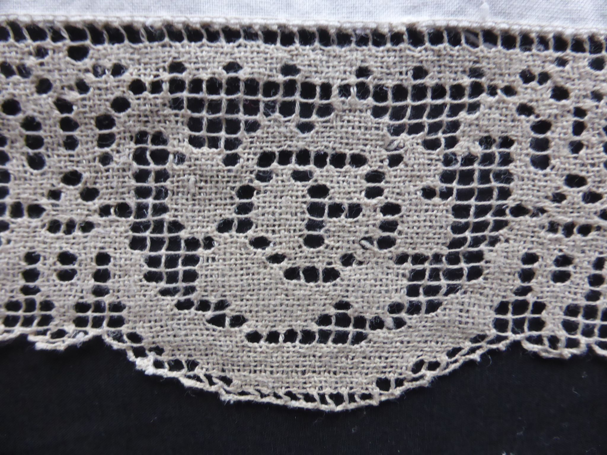 Old tablecloth in ecru cotton embroidered with flowers and embroidered mesh lace-176x282