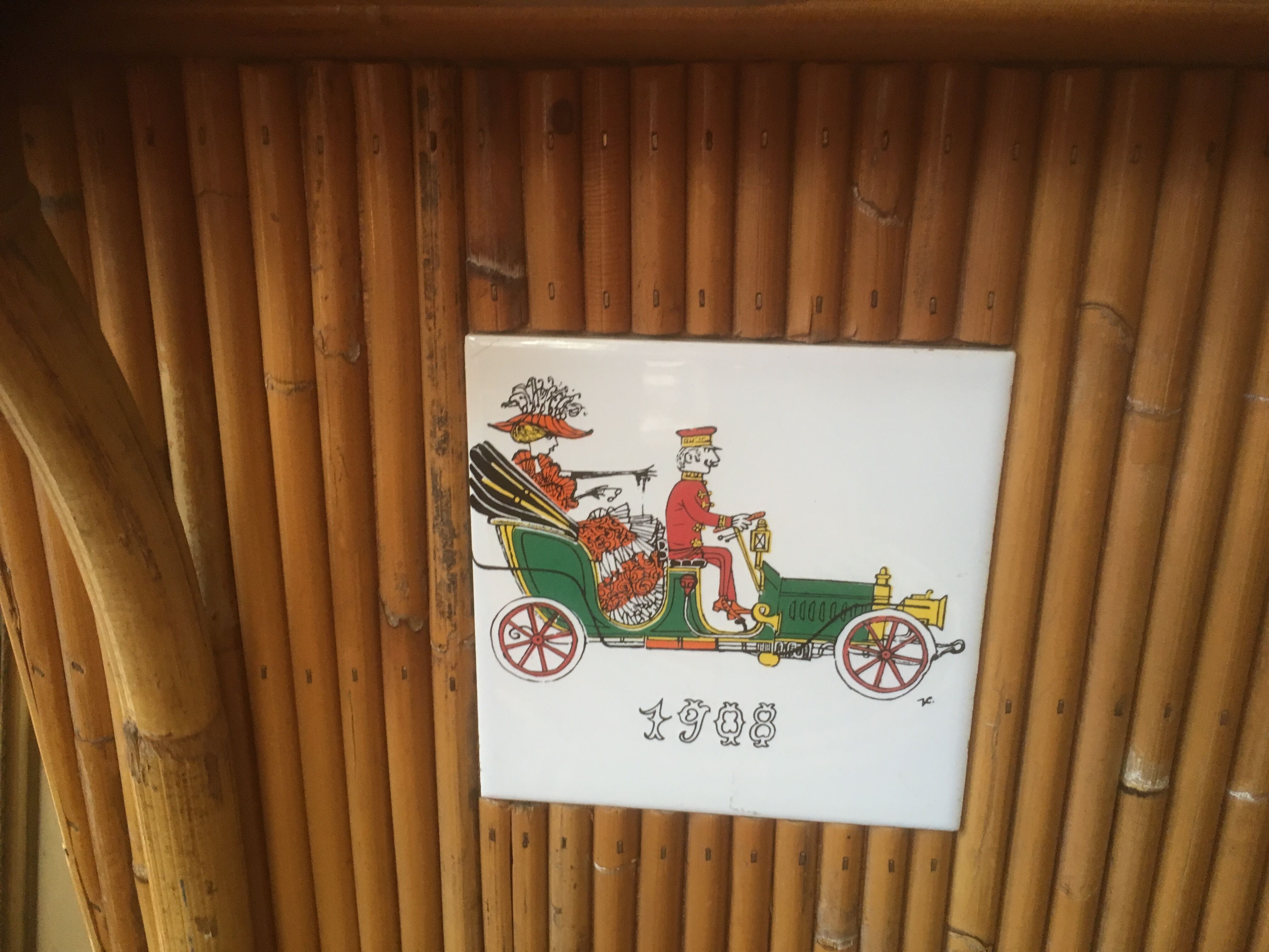 Ensemble bar en rotin bambou et ses 2 tabourets