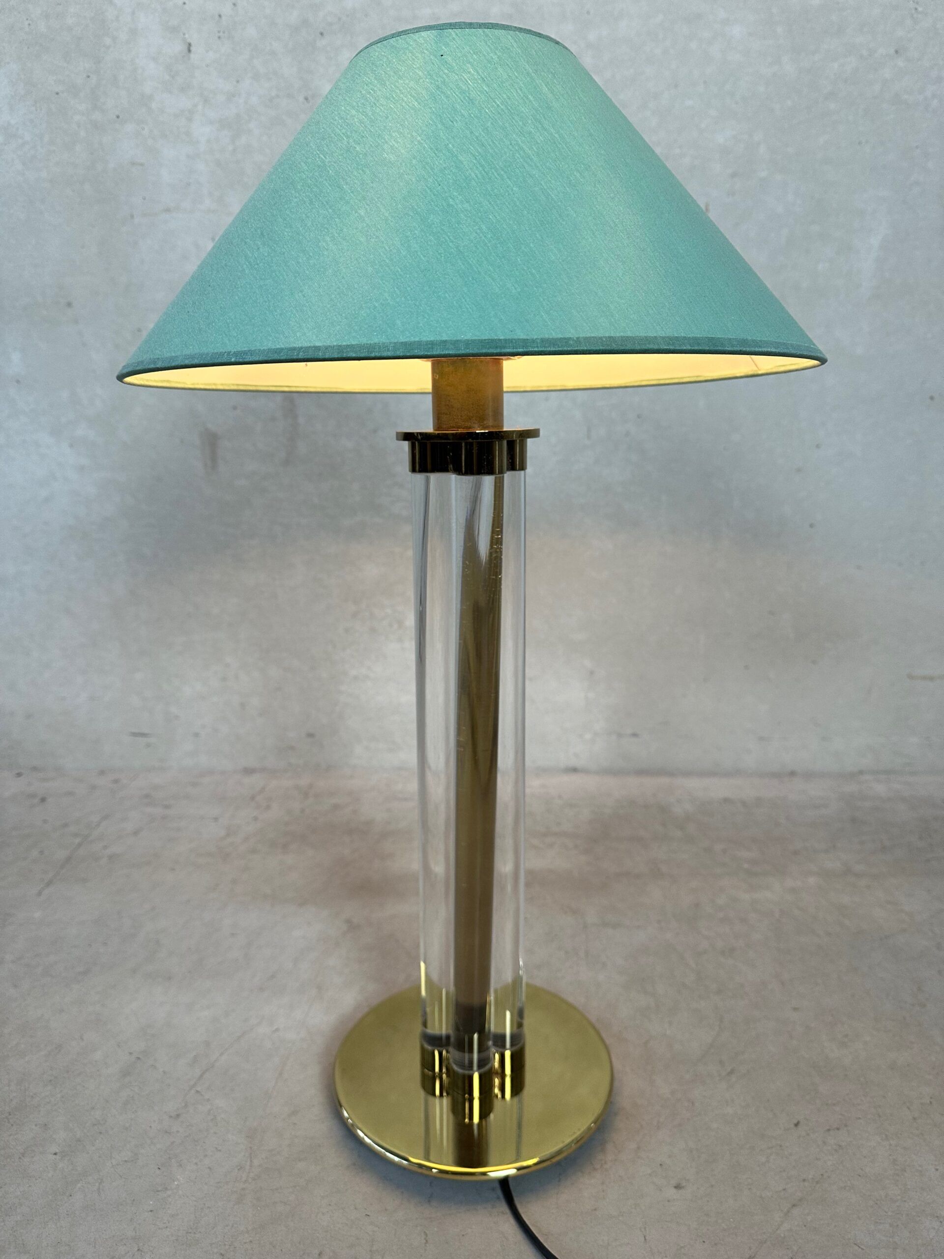 Vintage Hollywood Regency table lamp – brass and perspex