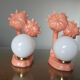 Paire de lampes palmiers en céramique rose saumoné et boule opaline blanche années 70 80