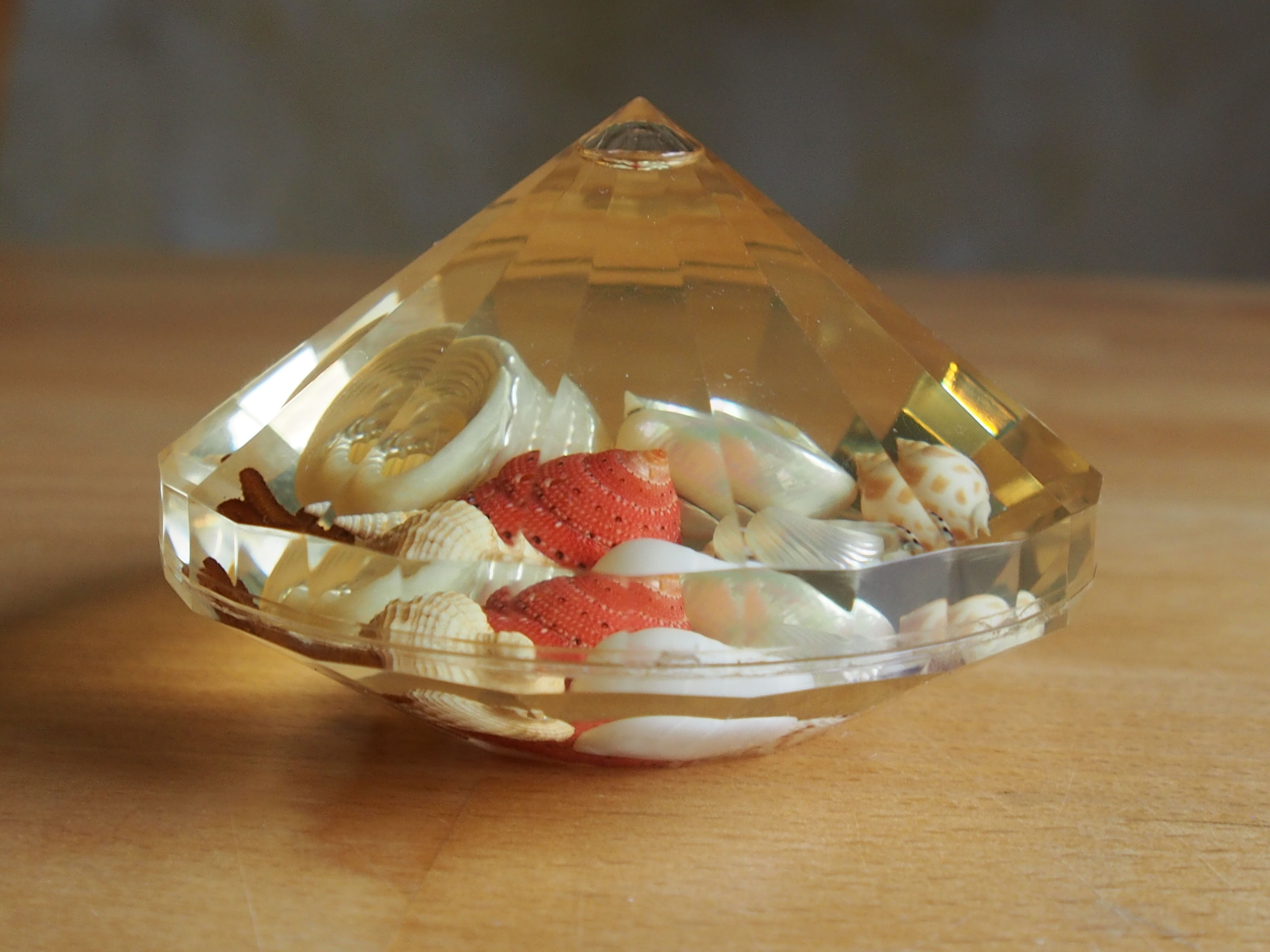 Resin clipboard with inclusion of shells, diamond-shaped