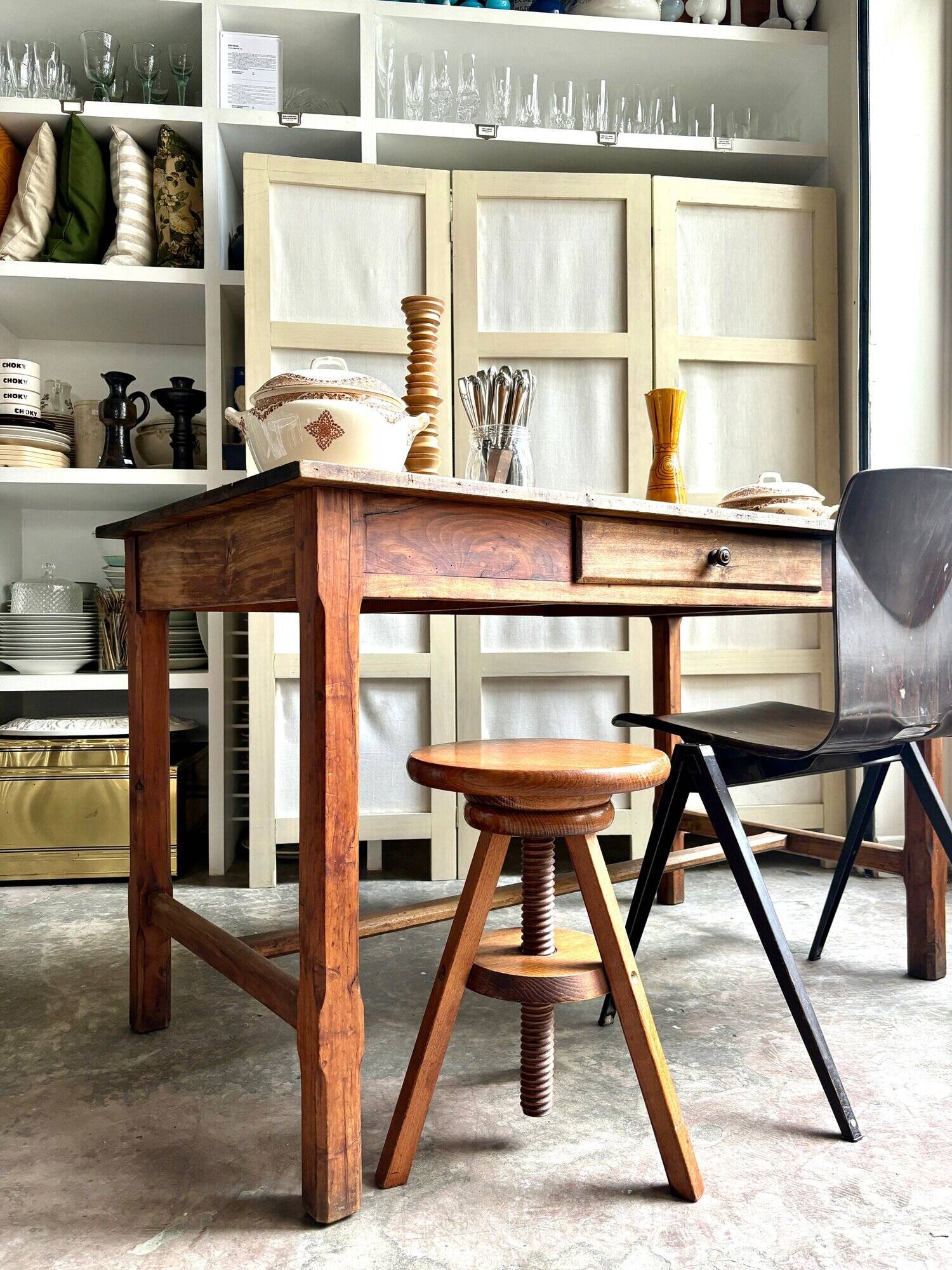Table de ferme en bois foncé 1 tiroir