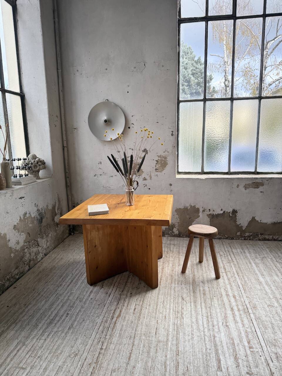 Table carrée moderniste en pin massif, années 50