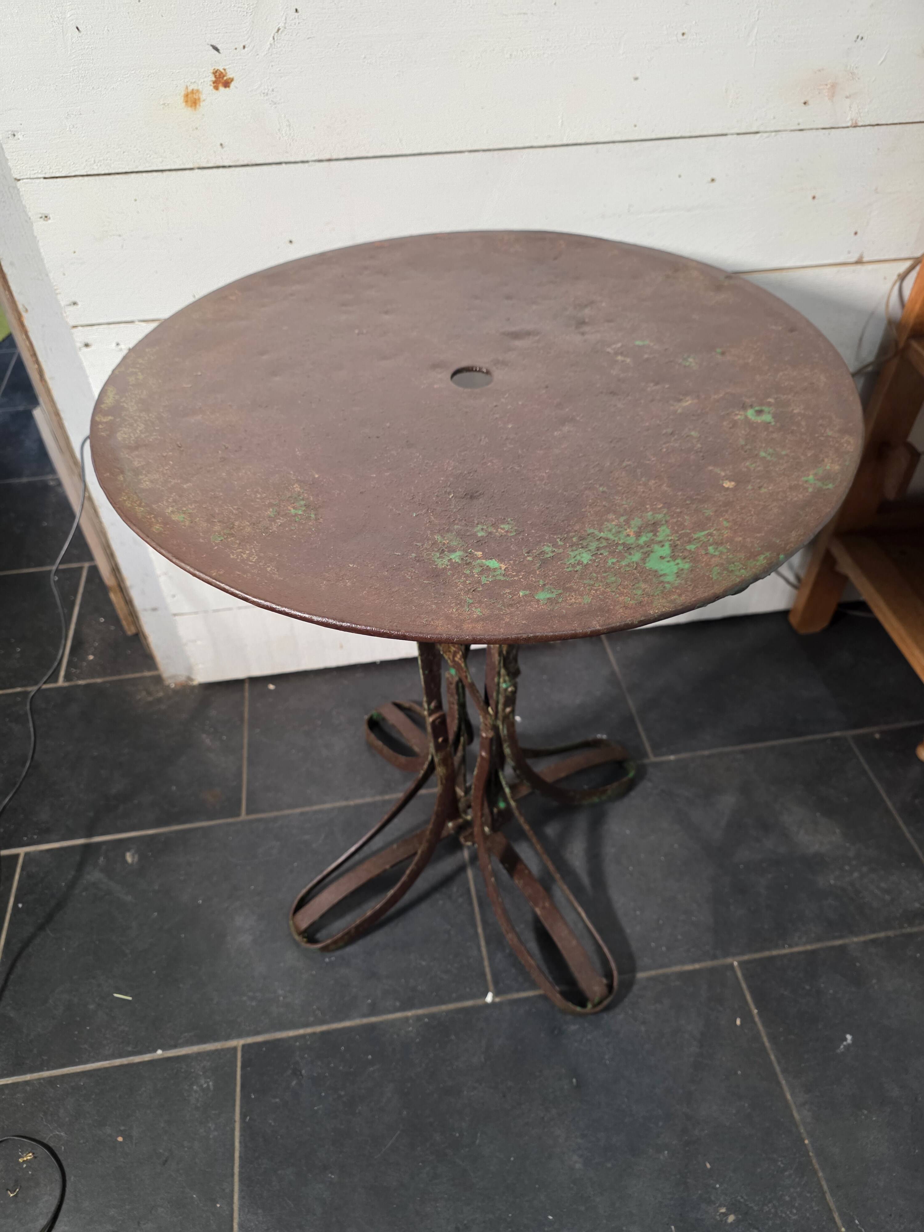 Table de jardin Eiffel en fer forgé riveté du XIXe