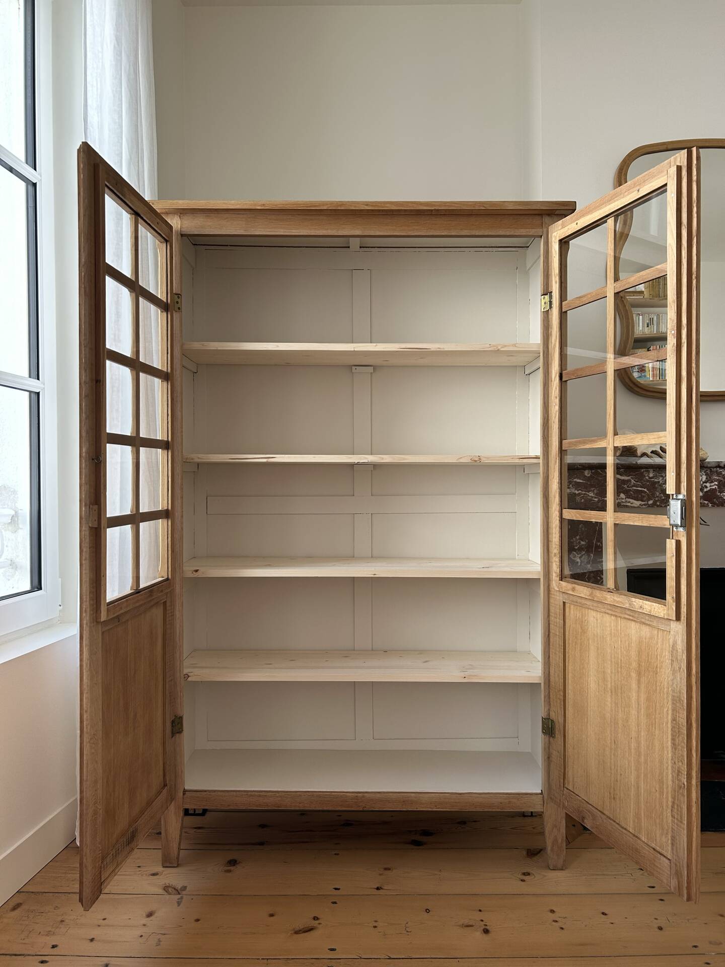 Armoire vitrée en chêne brut