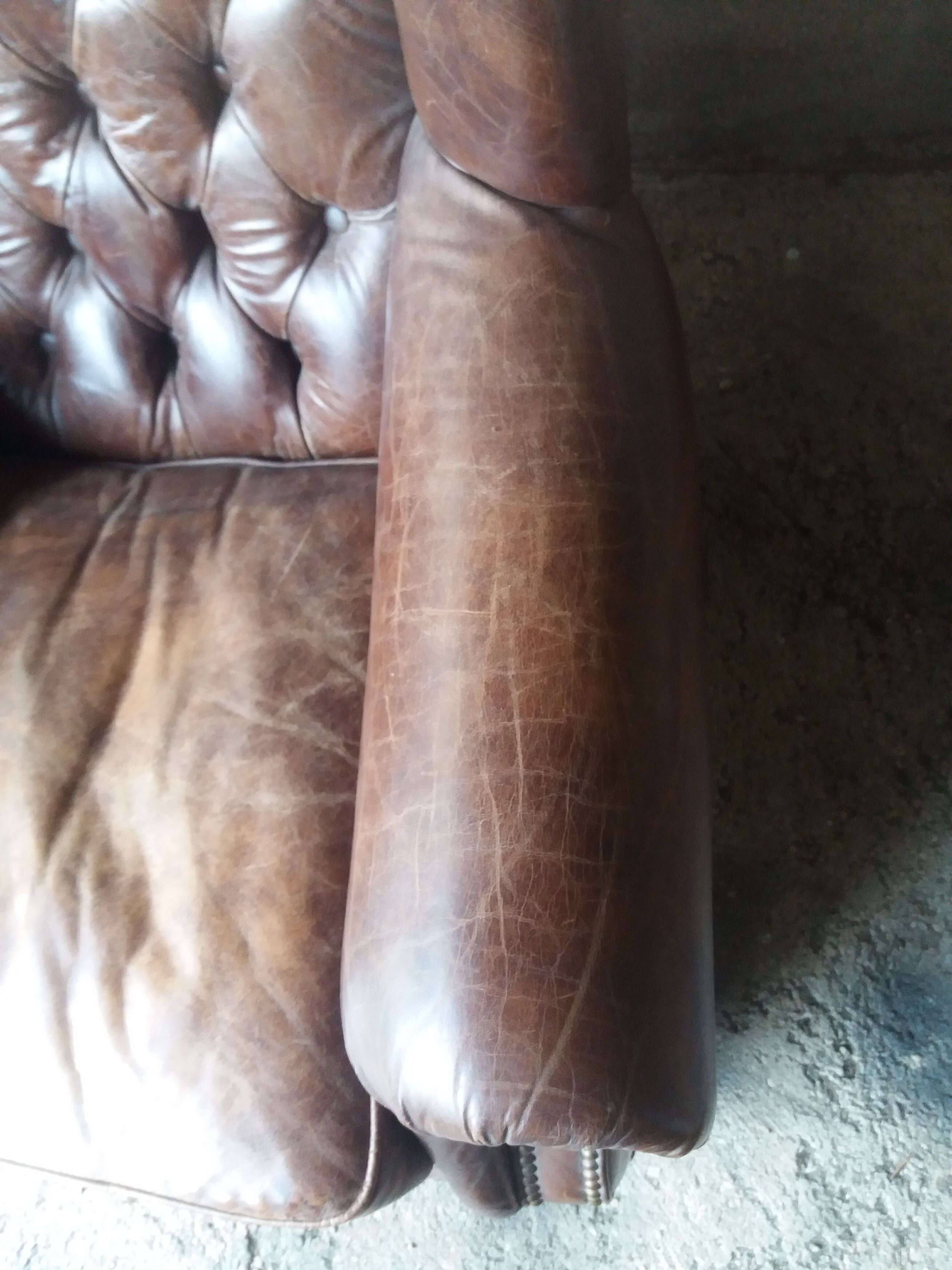 Fauteuil chesterfield à oreille cuir