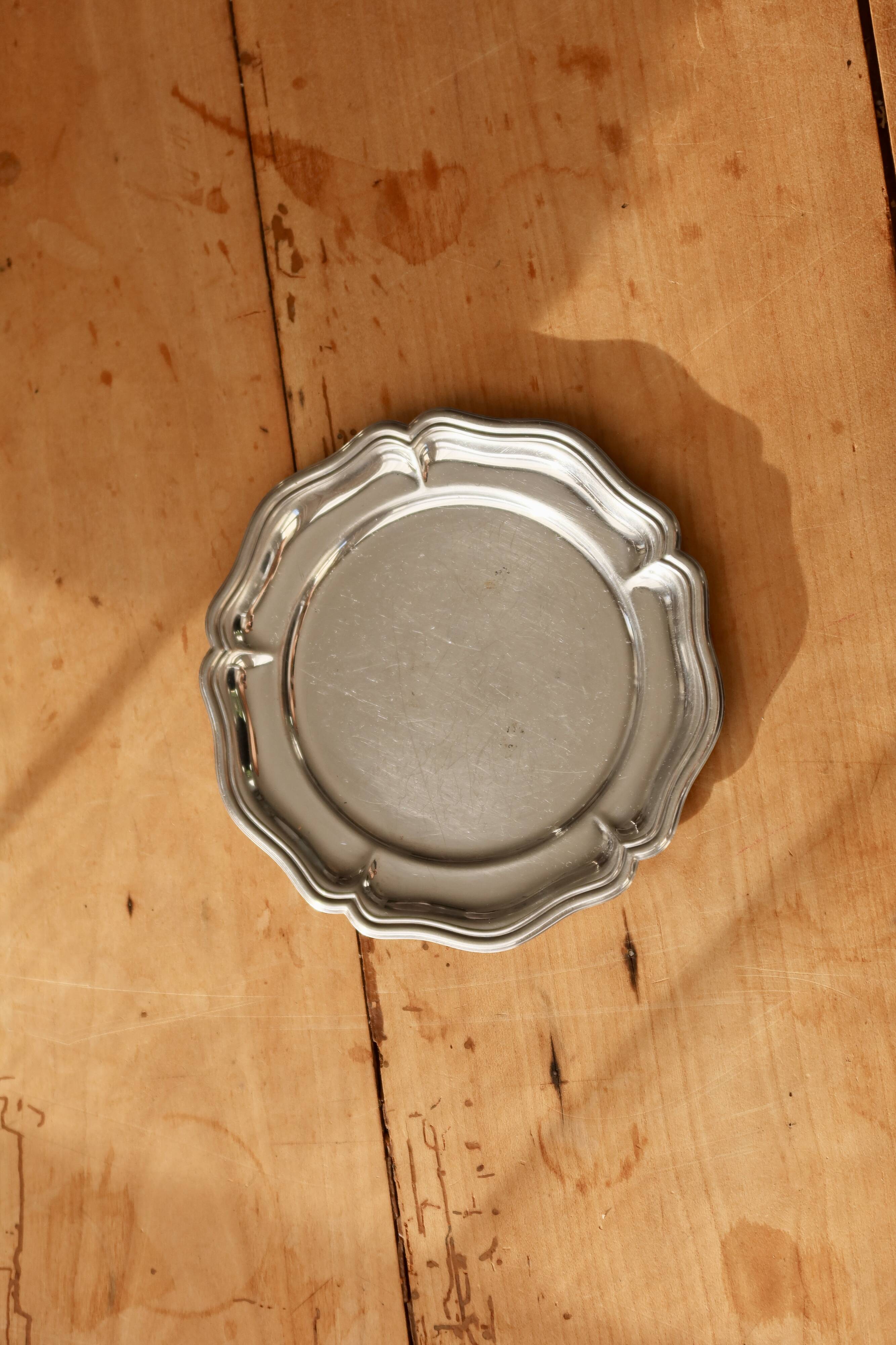 Small round vintage shiny metal dish - Scalloped