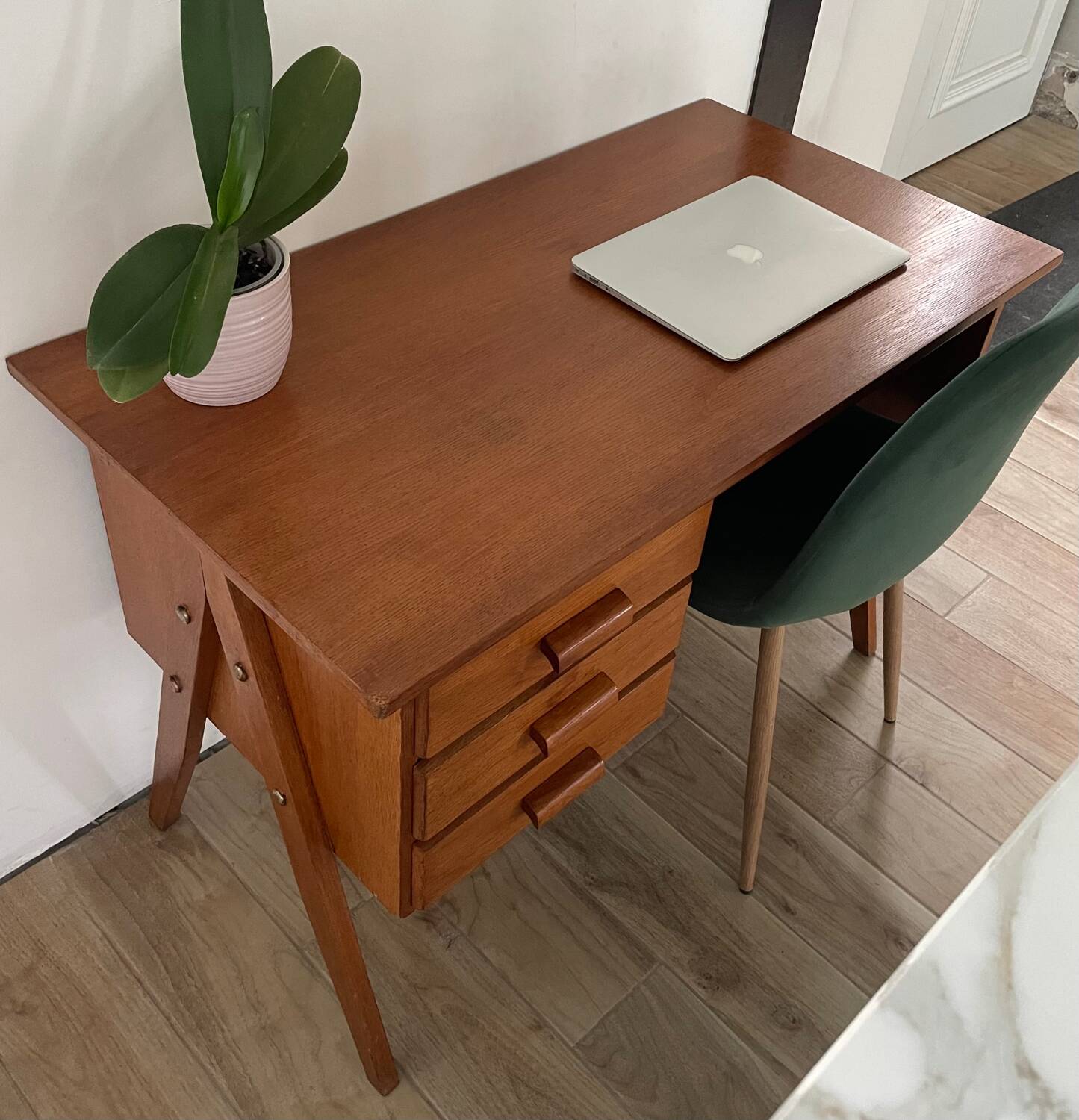 Bureau en chêne, piètement compas, 3 tiroirs, années 60