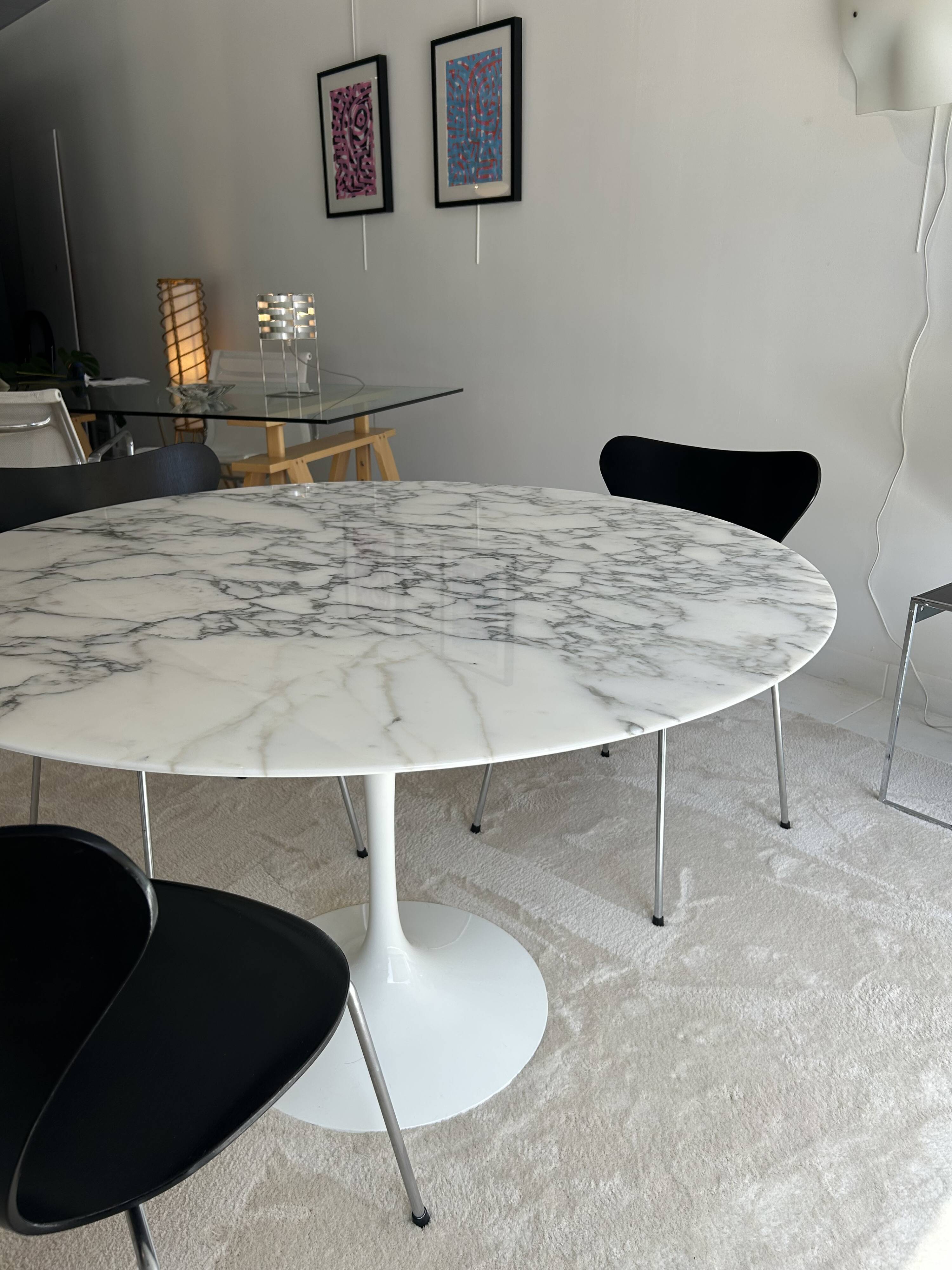 Knoll Tulip Saarinen round table with Arabescato marble