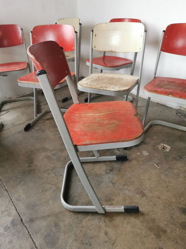 Set de 14 chaises vintages empilables