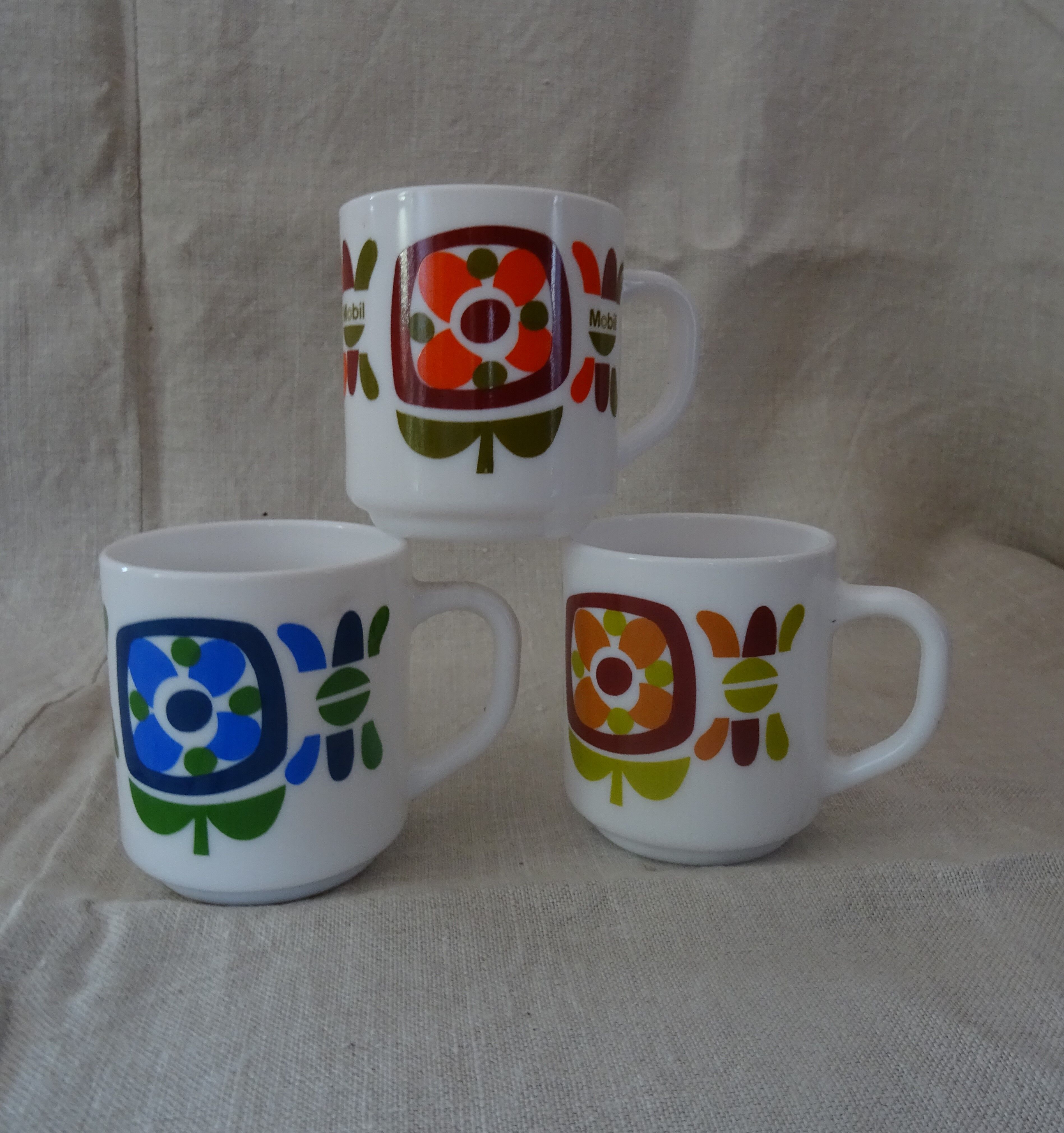 3 mugs mobil grosses fleurs Arcopal pub bleu  orange  ocre collection vintage