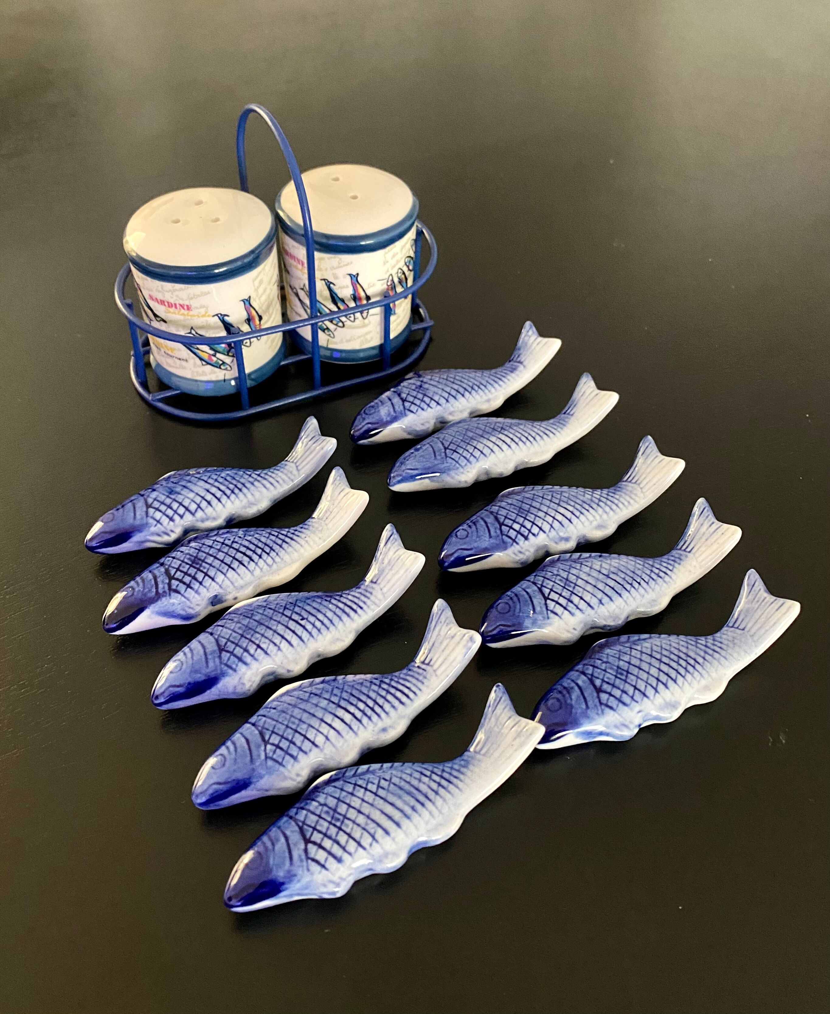 10 knife holders and 1 duo salt and pepper shaker
