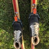 Vintage Esko Järvinen skis with his shoes