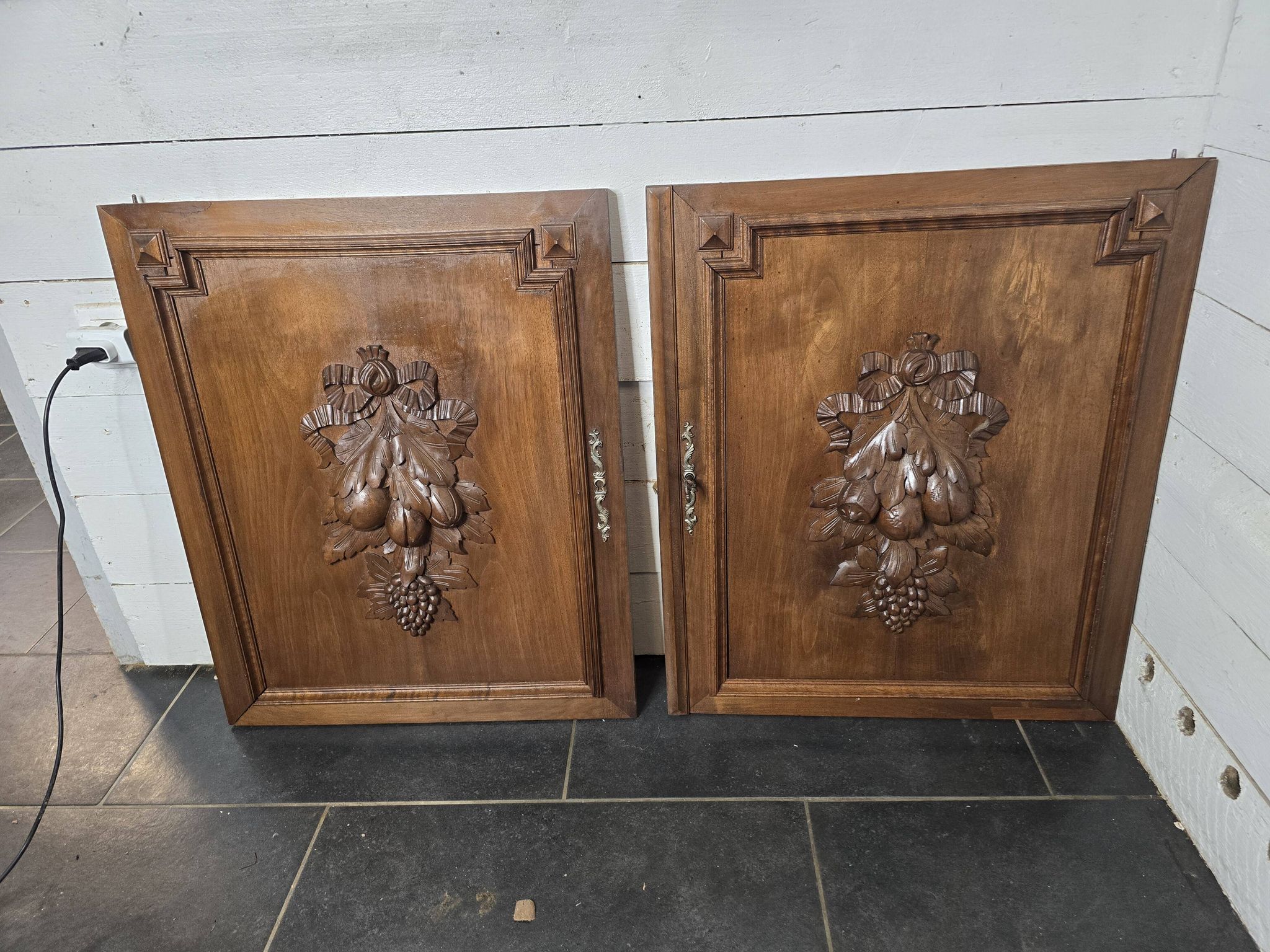 Paire de portes en bois sculpté en noyer