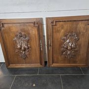 Paire de portes en bois sculpté en noyer
