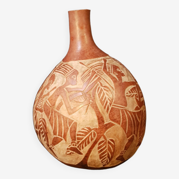 Vase en calebasse sculptée décor africain