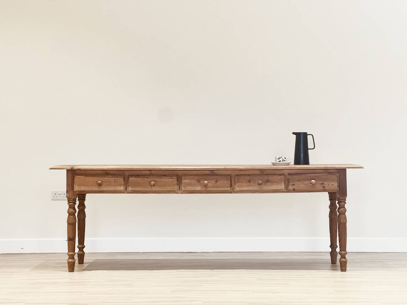 Console victorienne allongée en pin mélis méditerranéen — Fin du XIXe siècle