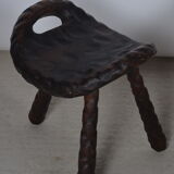 Ensemble de tabourets tripodes et table basse brutaliste
