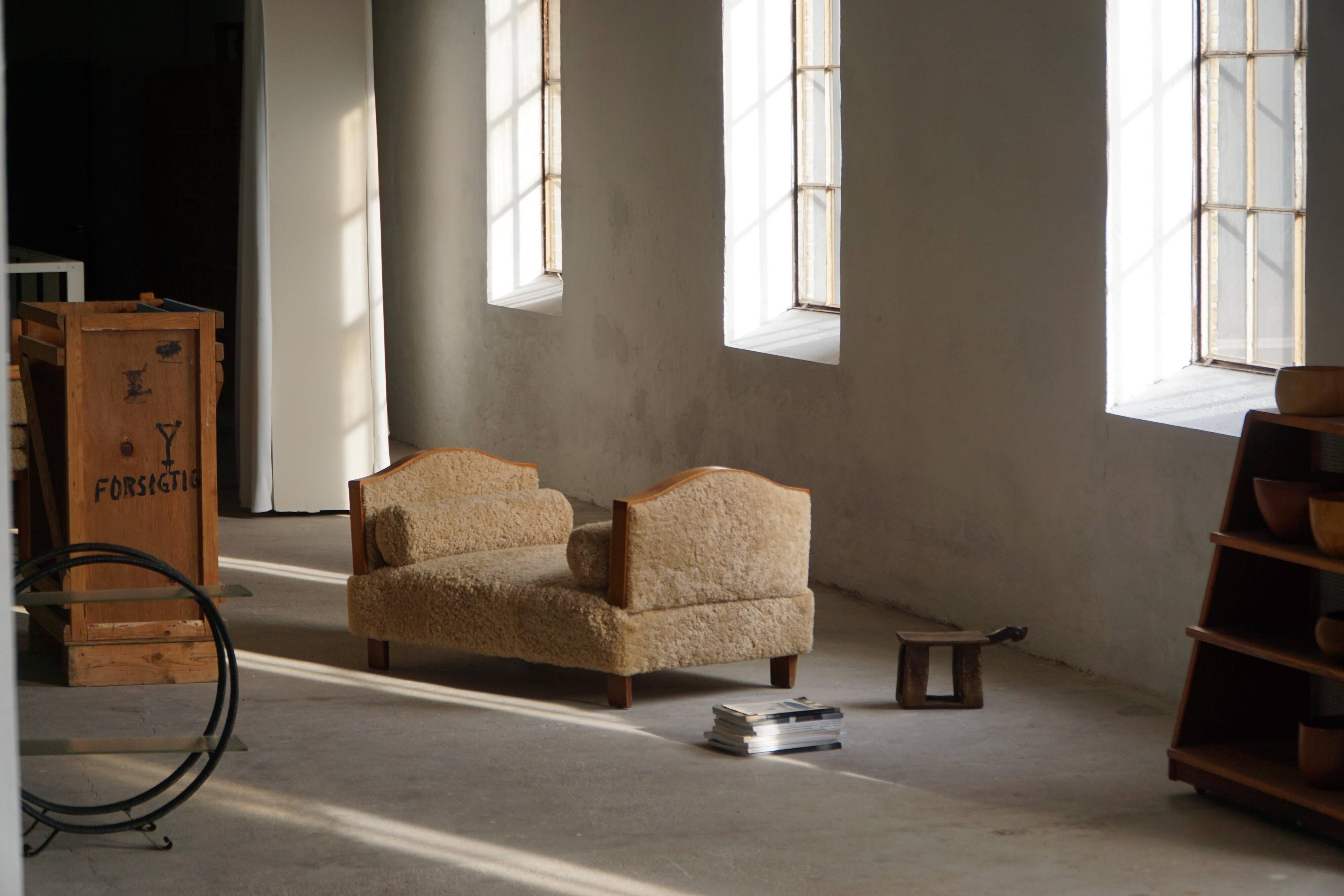 Decorative shelf unit, round metal frames with curved legs and glass shelves, 1960.