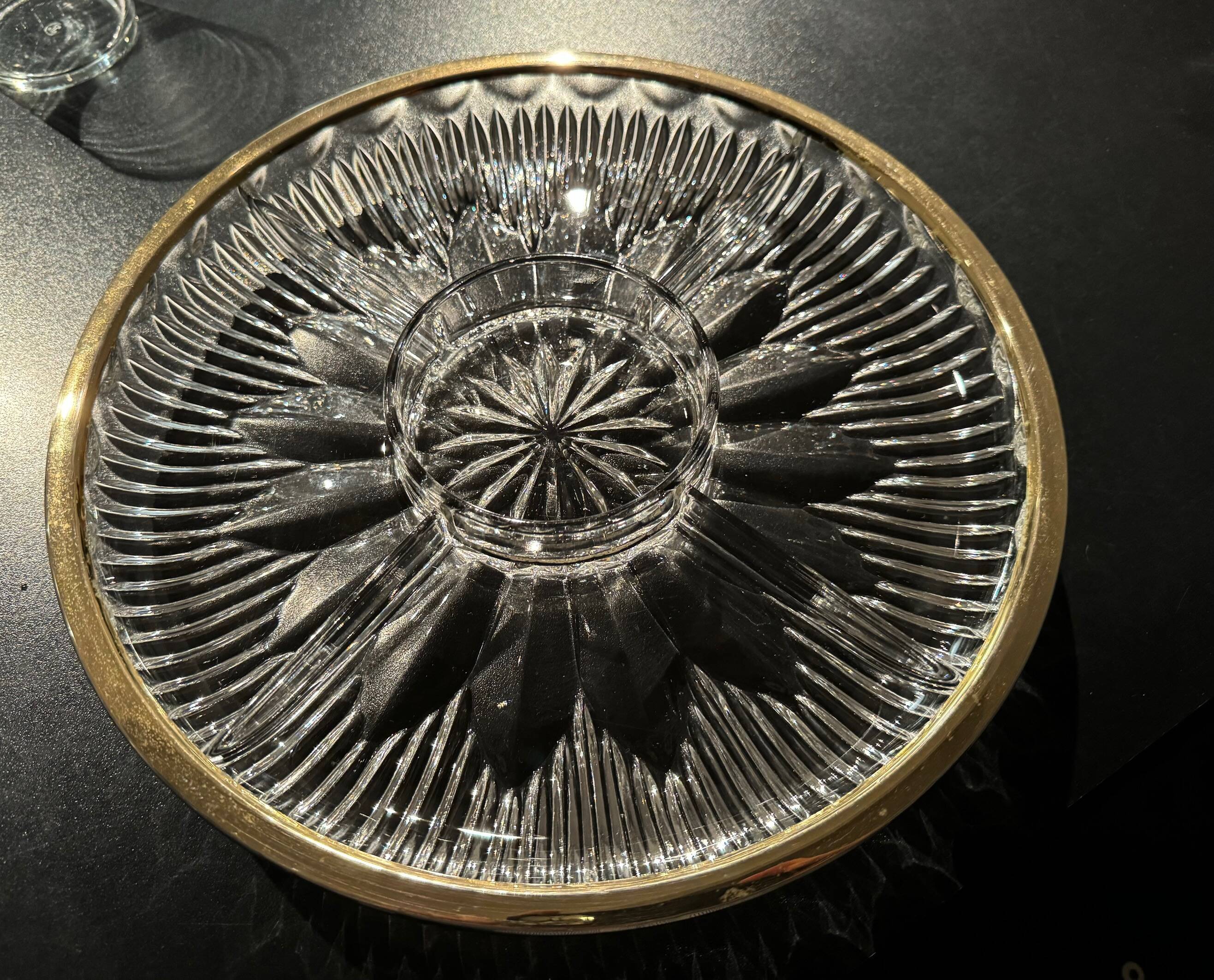 Large compartmentalized dish