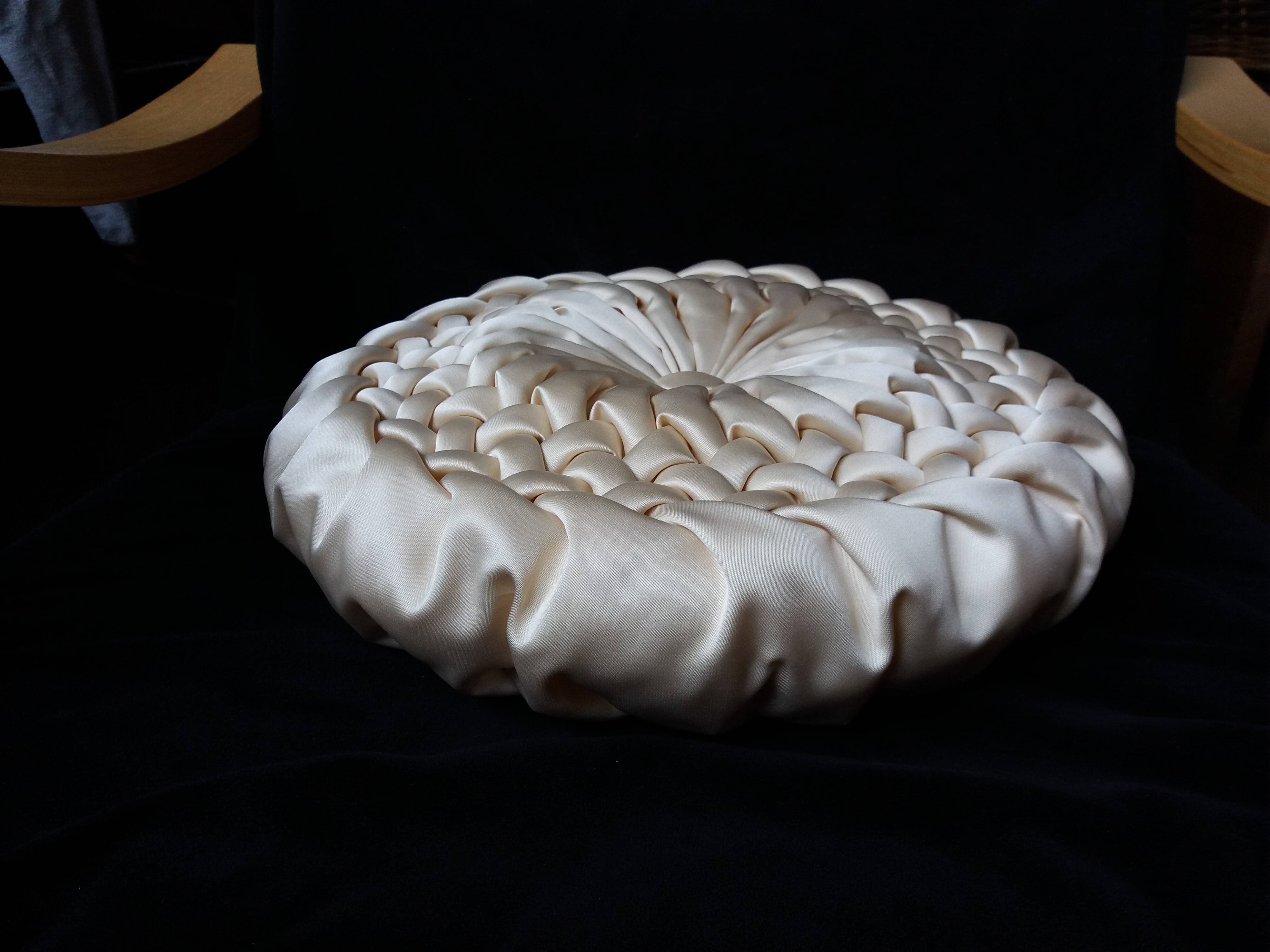 Coussin rond tissu satiné plissé diametre 39 cm