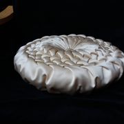 Coussin rond tissu satiné plissé diametre 39 cm
