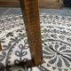 Tabouret tripode en bois et jacinthe d’eau