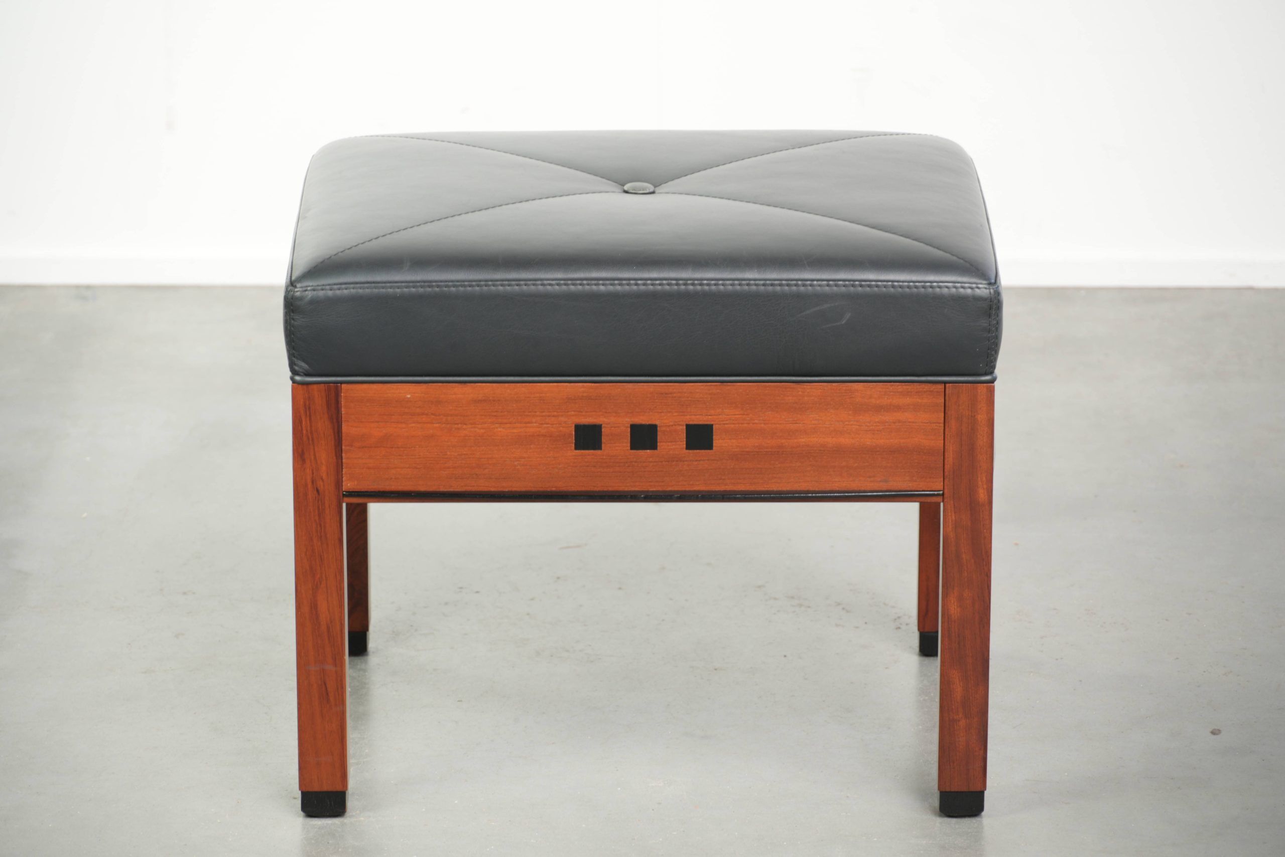 Ottoman en cuir noir au design Art Déco