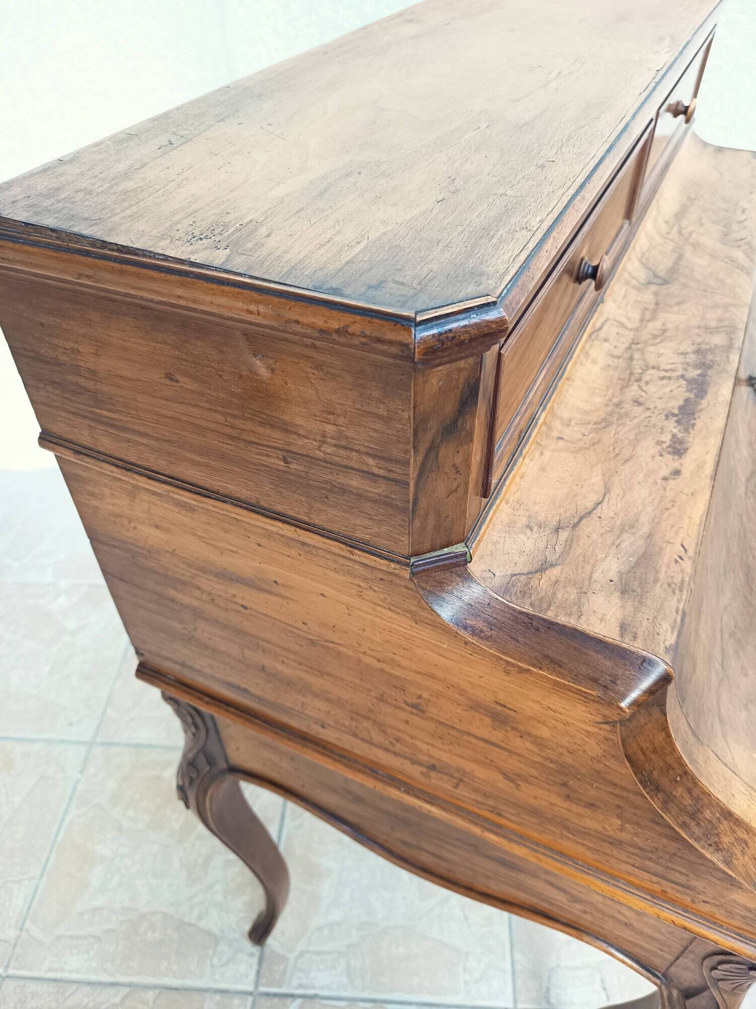 Louis XV slant-top desk in walnut, 19th century.