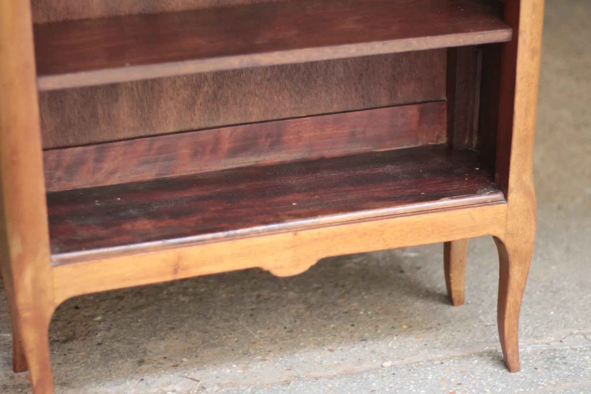 Adorable bibus library in blonde mahogany. With its marble.