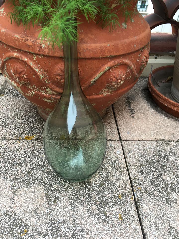Demijohn in the form of a drop