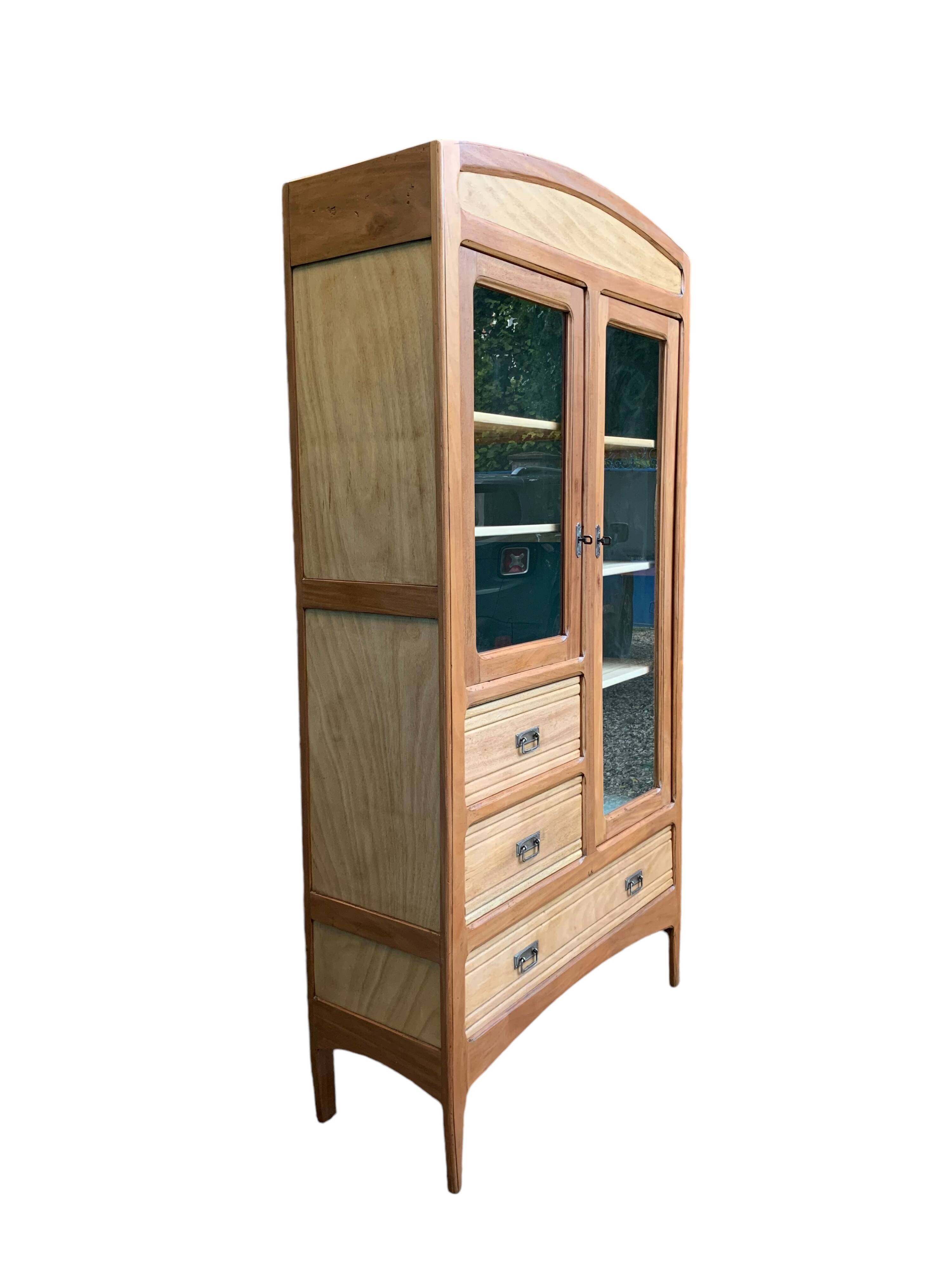 Armoire parisienne d’hôtel vitrée bois brut 1930